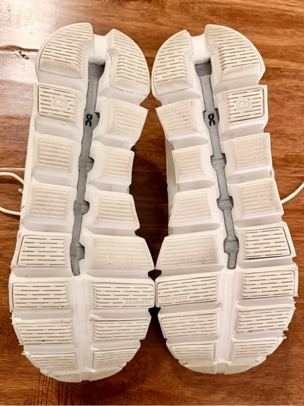On Running White Athletic Sneakers 👟 - Picture 4 of 8
